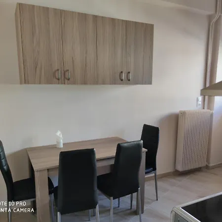 Διαμερίσματα 80 Τμήμα Με 2 Κρεβατοκάμαρες Πλήρως Ανακαινισμένο Σε Υπέροχη Τοποθεσία. Πολυ Κοντά Σε Παραλιες , Μέσα Μαζικής Μεταφοράς, Μπαρ Και Εστιατόρια 雅典 Exterior photo