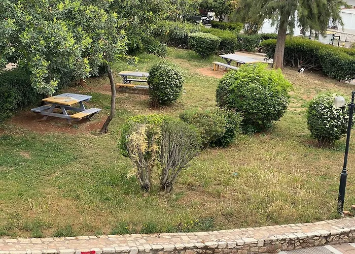 Διαμερίσματα 80 Τμήμα Με 2 Κρεβατοκάμαρες Πλήρως Ανακαινισμένο Σε Υπέροχη Τοποθεσία. Πολυ Κοντά Σε Παραλιες , Μέσα Μαζικής Μεταφοράς, Μπαρ Και Εστιατόρια