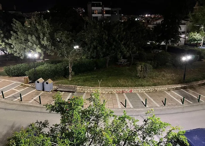Διαμερίσματα 80 Τμήμα Με 2 Κρεβατοκάμαρες Πλήρως Ανακαινισμένο Σε Υπέροχη Τοποθεσία. Πολυ Κοντά Σε Παραλιες , Μέσα Μαζικής Μεταφοράς, Μπαρ Και Εστιατόρια